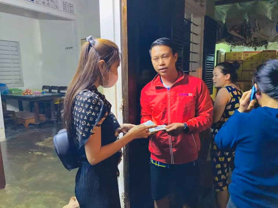 Ca sĩ Thủy Tiên không chỉ khiến khán giả ngưỡng mộ vì tấm lòng hảo tâm mà còn nhờ cách chọn trang phục giản dị, gần gũi với người dân mỗi lần đi làm từ thiện.