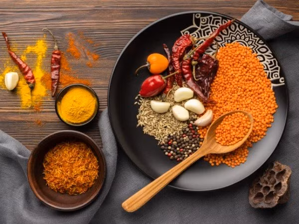 3. Quế: Thêm quế vào các món ăn của bạn trong mùa đông có thể giúp tăng cường trao đổi chất và tạo ra nhiệt trong thời tiết lạnh giá. Bột quế trộn với nước hoa hồng có hiệu quả trong việc điều trị da khô vào mùa đông và uống nước pha quế có thể giúp kiểm soát ho và cảm lạnh.