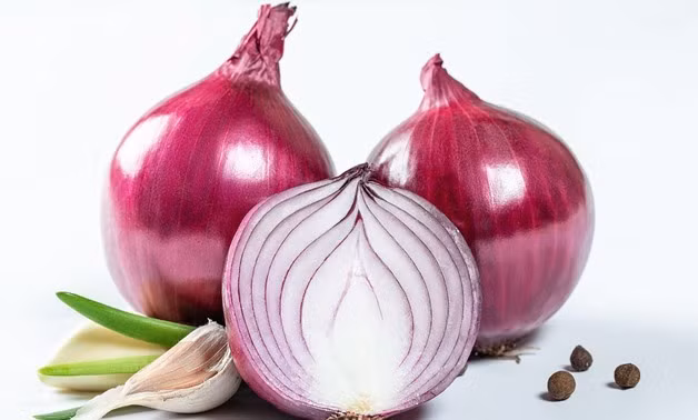 10. Hành tây được sử dụng trong y học cổ truyền Trung Quốc như món ăn giữ ấm cơ thể và kiểm soát thời tiết lạnh. Thêm hành tây (sống) vào món ăn (salad) hàng ngày có thể giúp tăng nhiệt độ cơ thể và giữ ấm cho bạn trong mùa đông lạnh giá.