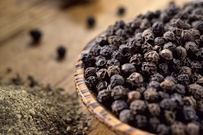 9. Hạt tiêu đen có chứa piperine, một hợp chất tạo cho hạt tiêu đen có vị cay nồng, có thể giúp giữ ấm cơ thể bạn trong mùa đông. Bạn có thể thêm hạt tiêu đen vào súp nóng và món hầm.