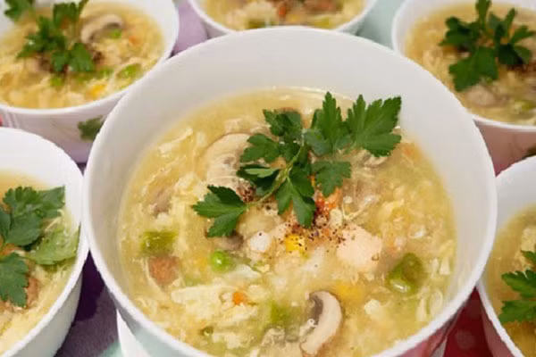 Ăn súp gà: Theo nghiên cứu của các trung tâm y học ở Mỹ, canh gà có thể cải thiện những bệnh về họng và đường hô hấp. Nó đặc biệt có hiệu quả trong việc giảm triệu chứng cảm cúm gây ra như ngạt mũi, chảy nước mũi, ho và đau họng. Bởi, các Amino axit có trong thịt gà có chứa nhiều dinh dưỡng có thể làm tăng sức đề kháng của cơ thể.