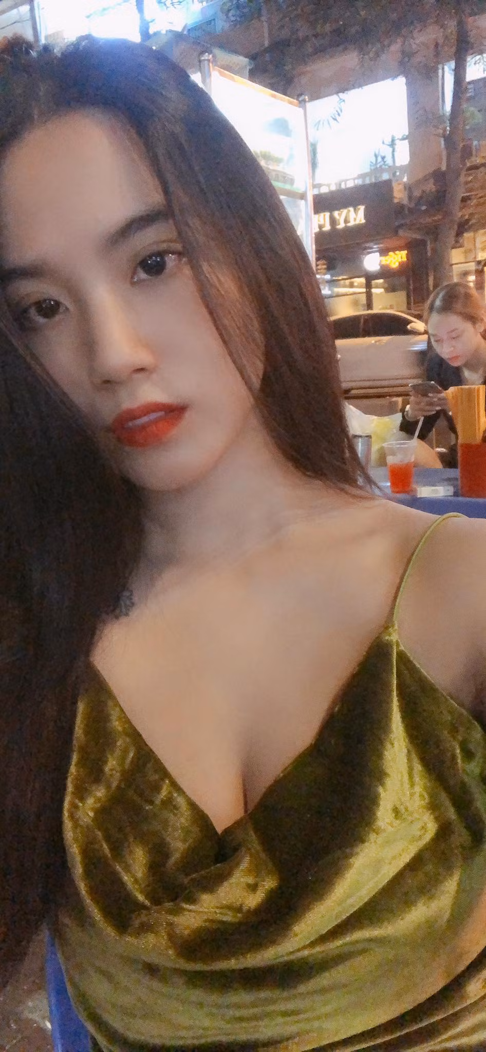 Các mẫu đầm hai dây sexy thường xuyên xuất hiện trong cách hình ảnh của Linh Miu.