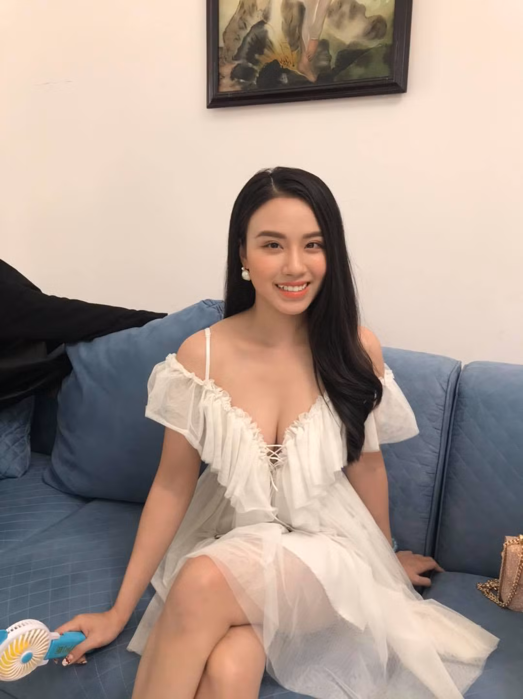 Hot girl 9X khoe vòng một ngồn ngộn với chiếc đầm xẻ ngực sâu ngút ngàn.