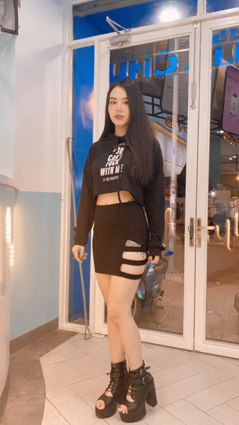 Chiếc áo croptop cùng chân váy có khoảng hở táo bạo giúp nàng hot girl khoe "cặp giò" trắng nõn.