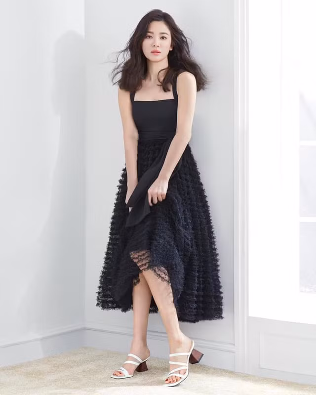 Mỹ nhân xứ Hàn cực trẻ trung với chiếc đầm đen nữ tính.