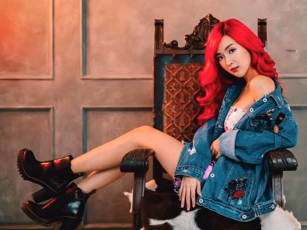 Nữ game thủ nổi tiếng xứ chùa Vàng khiến người hâm mộ mê mẩn vì cách ăn mặc sành điệu, cá tính.