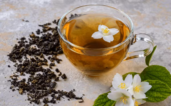 Hỗ trợ giảm cân: Một trong những lợi ích tuyệt vời của trà hoa nhài là giúp giảm cân. Chất Catechin và EGCG được tìm thấy trong trà hoa nhài có tác dụng kích hoạt các enzim, làm giảm quá trình hấp thu các chất béo, đẩy mạnh quá trình đốt cháy mỡ thừa trong cơ thể và chuyển hóa chúng thành năng lượng.