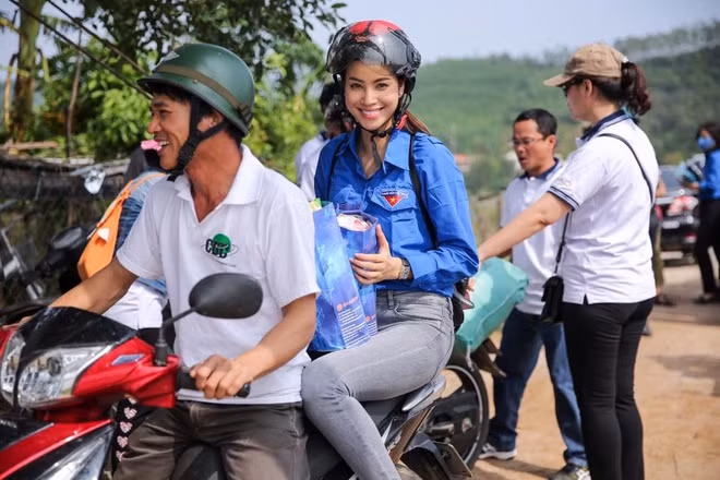 Hoa hậu Phạm Hương diện áo xanh thanh niên tình nguyện đi hỗ trợ bà con.