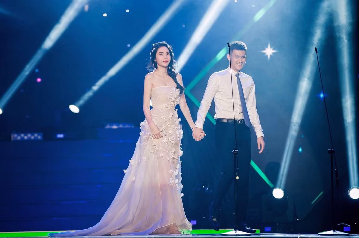 Vợ chồng Công Vinh - Thủy Tiên gây ấn tượng khi sánh đôi trên thảm đỏ của Lễ trao giải Làn sóng xanh 2018. Cũng giống như bao cặp vợ chồng nổi tiếng khác trong Vbiz, mỗi khi sánh bước trên thảm đỏ sự kiện cả hai luôn gây chú ý bởi phong cách thời trang thanh lịch và kết hợp ăn ý.