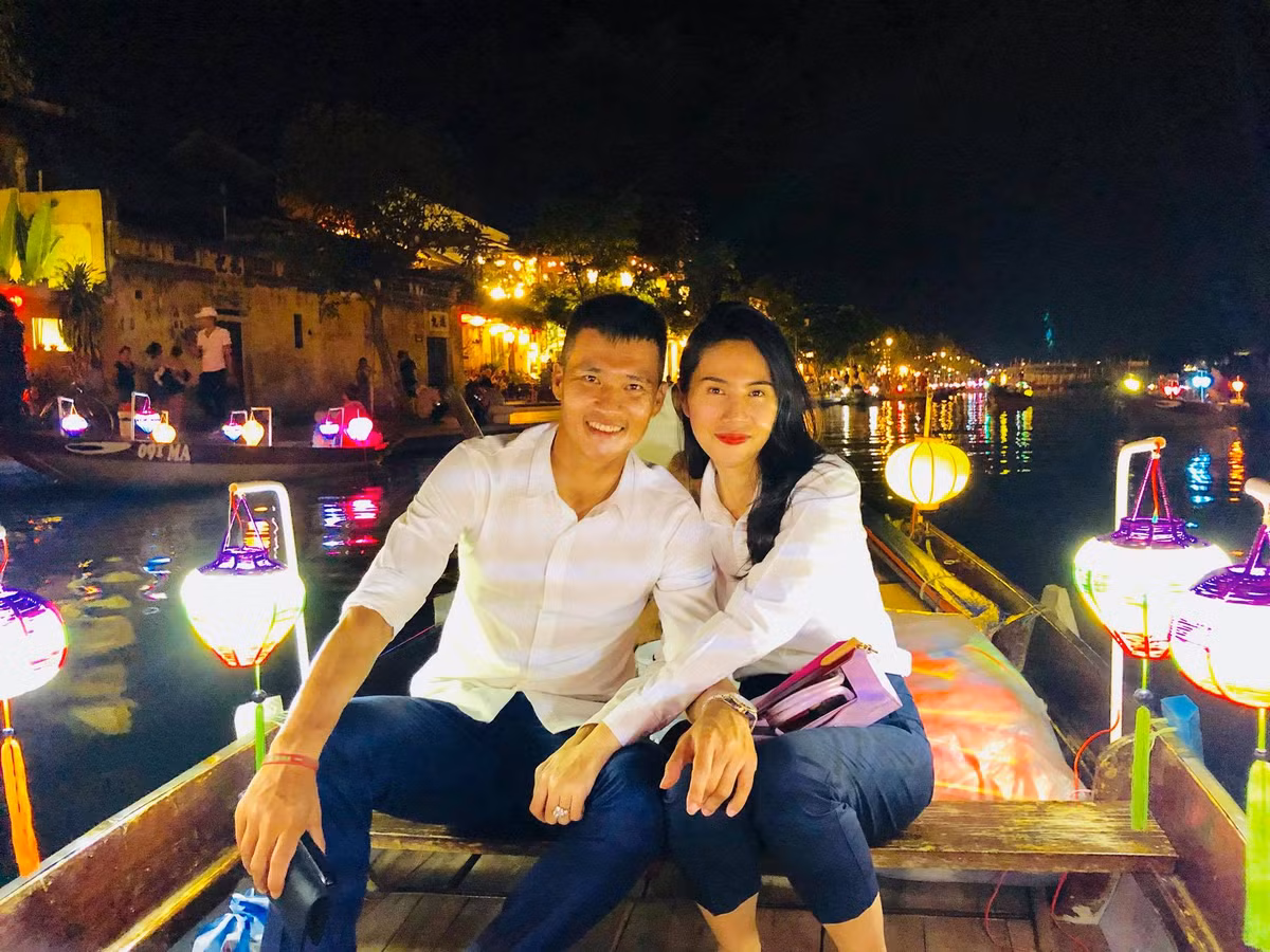 Ngay cả khi đi du lịch, vợ chồng "Beck-Vic" Việt Nam cũng gây thiện cảm bởi cách ă mặc giản dị, thanh lịch.
