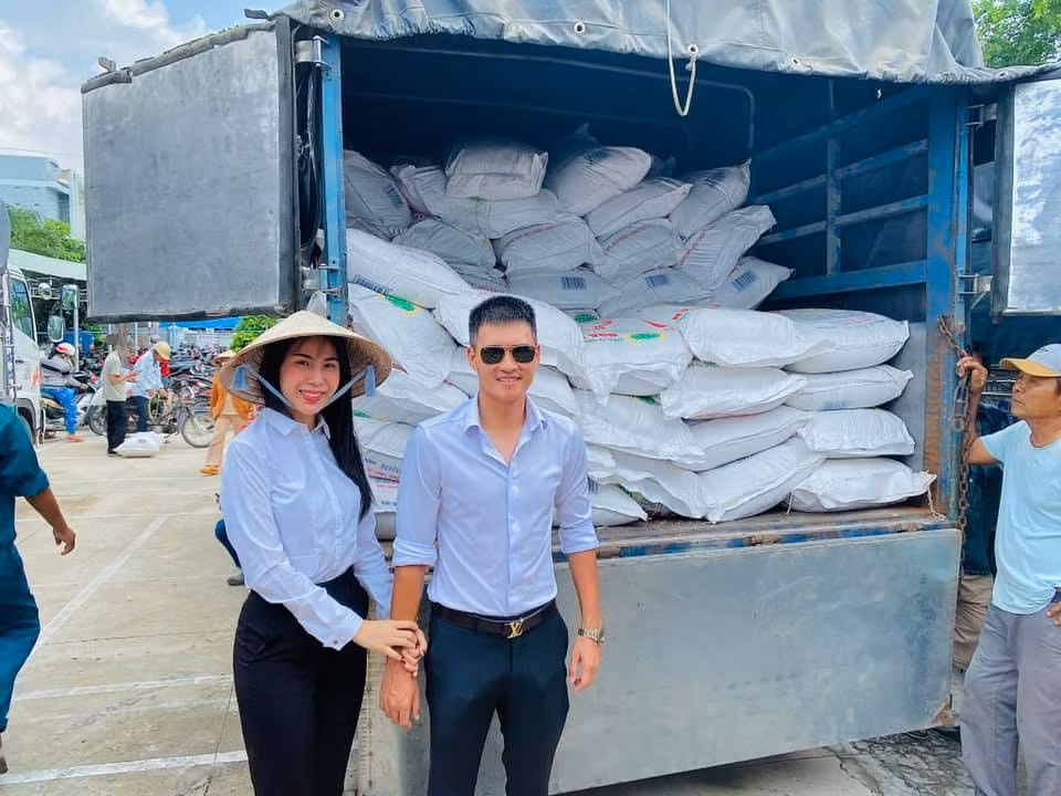 Áo sơ mi trắng cũng là trang phục thường thấy của vợ chồng Thủy Tiên-Công Vinh trong các chuyến từ thiện. Ảnh: FBNV.
