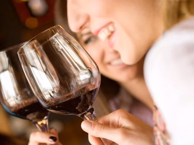 Rượu vang: Các nhà khoa học đã chỉ ra rằng thành phần tannin có trong rượu vang sẽ phá vỡ các phân tử chất béo và làm giảm cảm giác thèm ăn vào ban đêm.