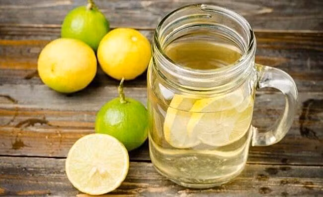 Uống một cốc nước chanh trước khi ngủ không những giúp giảm mỡ bụng, không gây tăng cân mà lại còn giúp giấc ngủ được sâu hơn, ngon giấc hơn. Nước chanh ở đây là cốc nước được pha loãng, không đường.