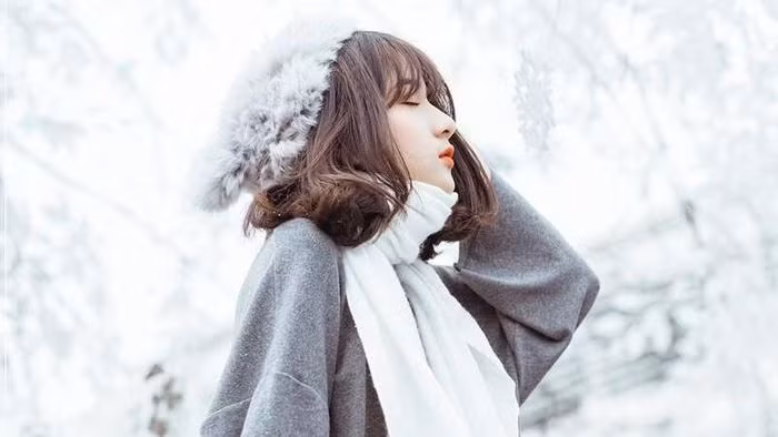 10. Tâm trạng ủ rũ: Nhiệt độ giảm, ban ngày ngắn lại khiến con người dễ bị thiếu vitamin D và rơi vào tâm trạng ủ rũ, chán chường. Hiện tượng này nặng, nhẹ tùy từng cá nhân; một số trường hợp nghiêm trọng sẽ chuyển thành chứng rối loạn cảm xúc theo mùa. Muốn giảm tâm trạng tiêu cực, các chuyên gia y tế khuyến cáo cộng đồng tập thể dục, dành thời gian phơi nắng và xem xét việc uống vitamin D bổ sung. Ảnh: Internet.