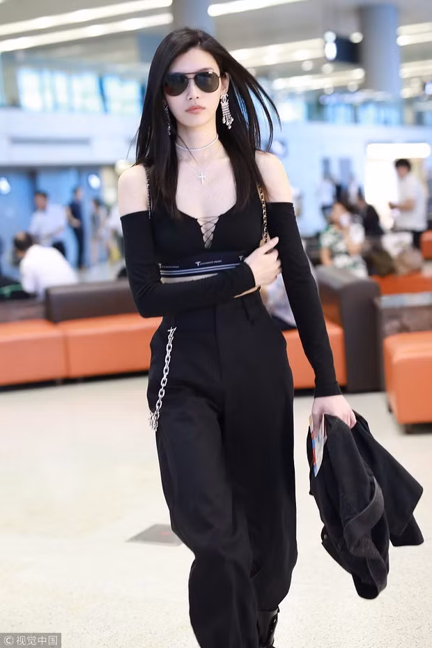 Mỹ nhân này khoe vóc dáng quyến rũ khi diện kiểu áo cut-out táo bạo để lộ vòng một đầy đặn và đôi chân dài thon thả.