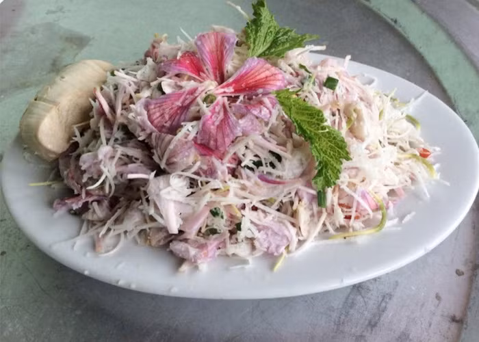 Ngoài hai nguyên liệu chính là hoa ban và măng thì món ăn này còn có thịt cá suối nướng tạo nên hương vị đặc trưng của núi rừng Tây Bắc. Khi thưởng thức món măng nộm hoa ban; du khách sẽ cảm nhận được sự hòa quyện của nhiều hương vị: chua, cay; mặn, ngọt, đắng, bùi mà không phải món ăn nào cũng có được.
