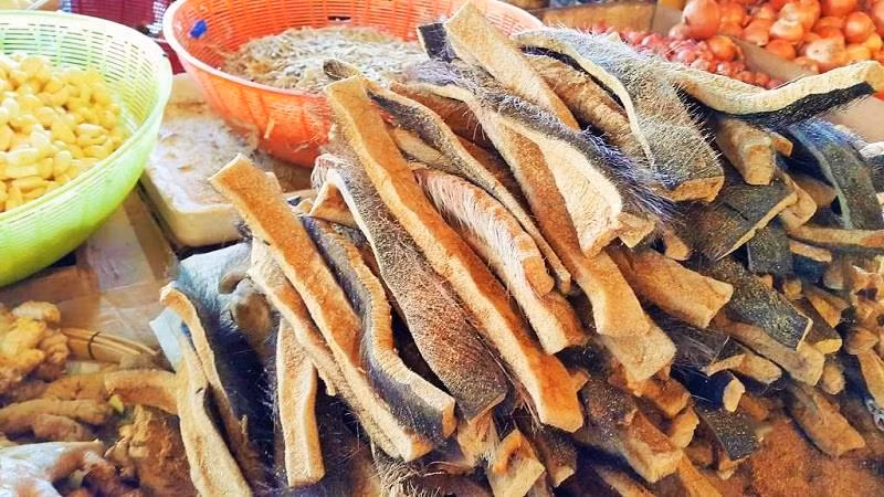 Da trâu thối: Món này còn có tên gọi khác là "năng min", một đặc sản của dân tộc Thái. Da của con trâu được cắt và lọc ra, còn giữ nguyên phần lông. Sau đó, người ta sẽ cho vào cuốn lá chuối, ủ trong khoảng hai ngày. Mùa hè với thời tiết nóng là điều kiện thuận lợi nhất để chế biến món này, vì nhiệt độ cao sẽ làm cho da trâu nhanh "thối" hơn. Khi mùa đông đến, người ta phải ủ thêm nhiều ngày hơn mới có thể chế biến. Ảnh: Internet.