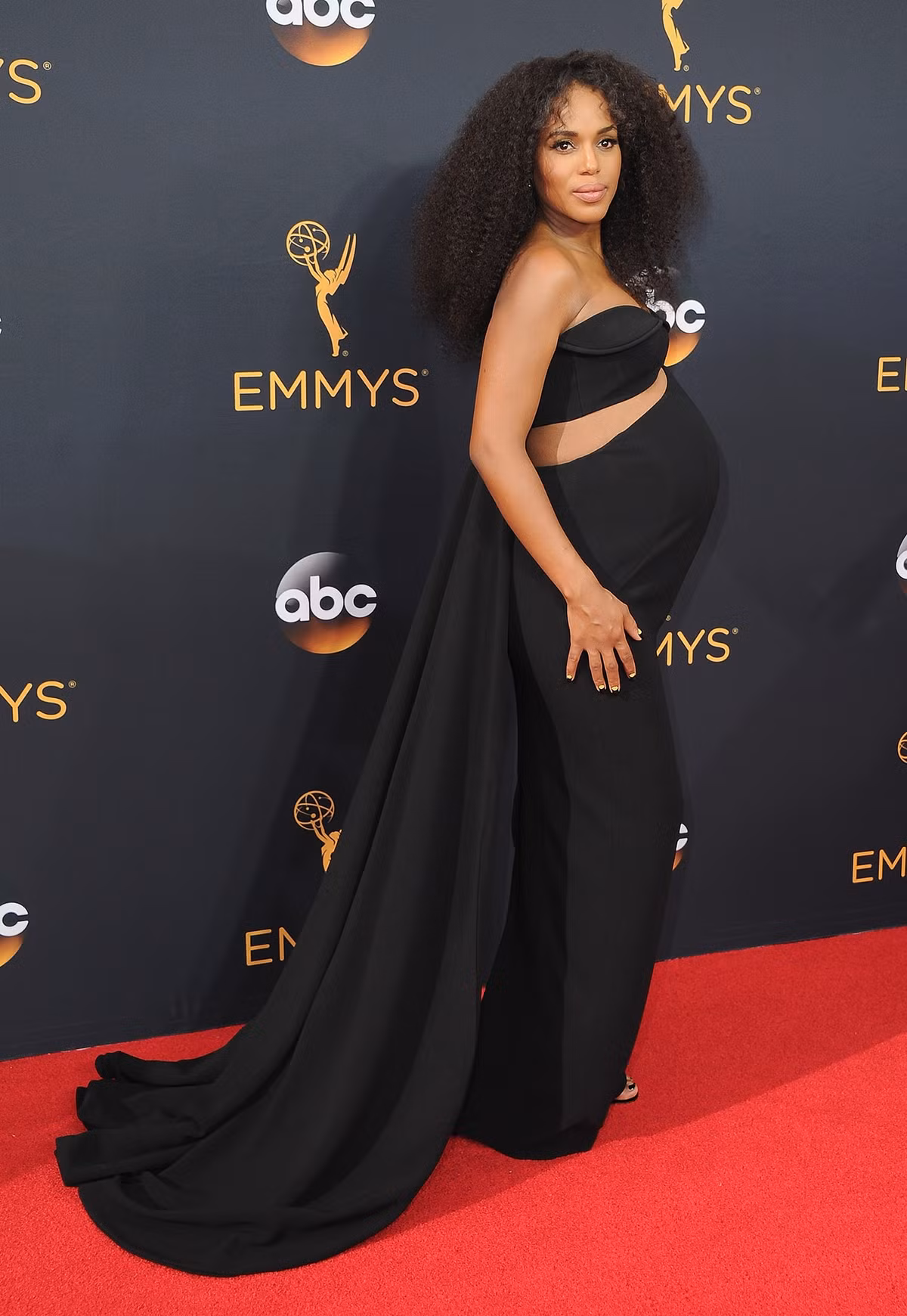 Kerry Washington táo bạo với chiếc đầm cắt xẻ hai bên dù bụng bầu lớn vượt mặt. Ảnh: Getty, BS.