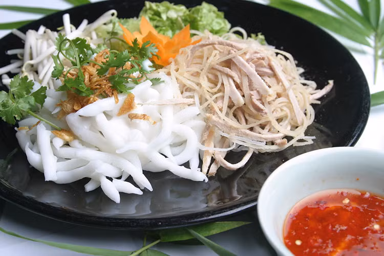 Bánh tằm là một trong những món bánh đặc sản thơm ngon của người dân miền Tây sông nước. Thoạt nhìn thì món bánh này trông khá giống với sợi bánh canh. Tuy nhiên, sợi bánh tằm lại được pha chế với công thức đặc trưng riêng nên có độ giòn và béo ngậy hơn hẳn so với bánh canh.