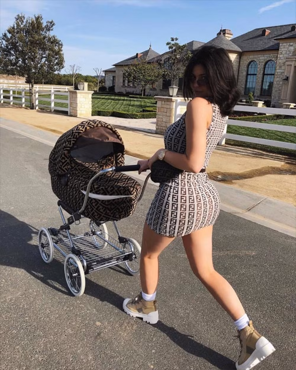 Có body "phồn thực" giống chị gái Kim Kardashian nên Kylie thường chọn trang phục có gam màu trung tính trắng, đen, xám hoặc be.