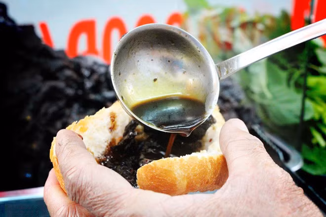Do phần nhân là khô bò đen nên các nguyên liệu đi kèm cũng khác hẳn so với các loại bánh mì thông thường. Ngoài khô bò thì ổ bánh mì còn được cho kèm rau răm, đậu phộng, tương ớt, nước sốt... Do đó, khi cắn thử ổ bánh mì thì bạn sẽ cảm nhận ngay hương vị lạ miệng rất độc đáo Ảnh: Internet.