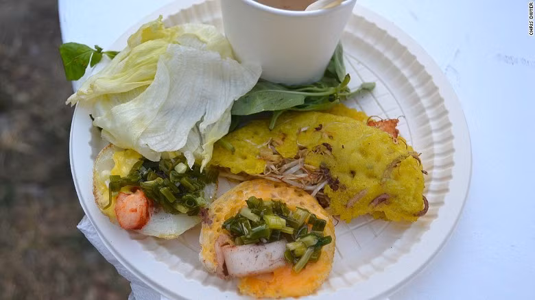 Bánh xèo được xem là món bánh crepe tuyệt ngon của Việt Nam. Rất nhiều thực khách không thể cưỡng lại sự hấp dẫn của món ăn này.