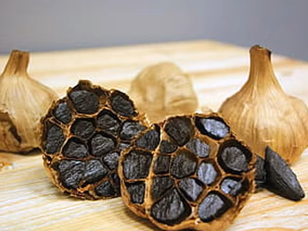 9. Allicin trong tỏi đen: Chất chống oxy hóa mạnh trong tỏi đen giúp ngăn ngừa nhiều bệnh liên quan đến stress oxy hóa. Ngoài ra, các hợp chất trong tỏi đen cho thấy tác dụng chống tiểu đường, chống béo phì và bảo vệ thần kinh. 