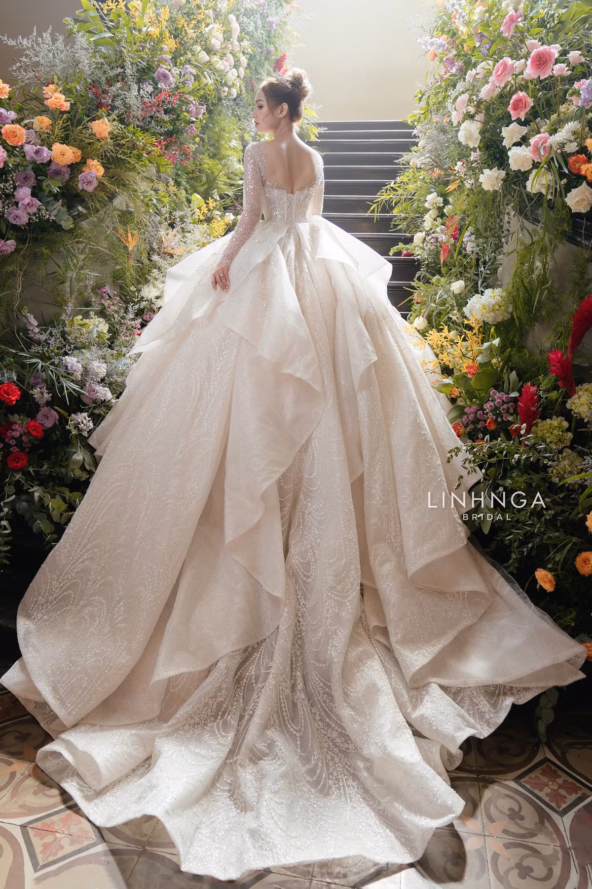 Váy có phần đuôi dài 5m để thể hiện sự kiêu sa. NTK Linh Nga đã dùng hơn 20 lớp vải Chiffon cao cấp để vừa giữ được độ mềm mại vừa giữ được phom váy.