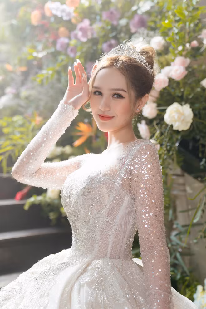 Tiếp theo đó là mẫu váy thiết kế tay phồng đi cùng các họa tiết Baroque quyền quý kết hợp corset siết eo.