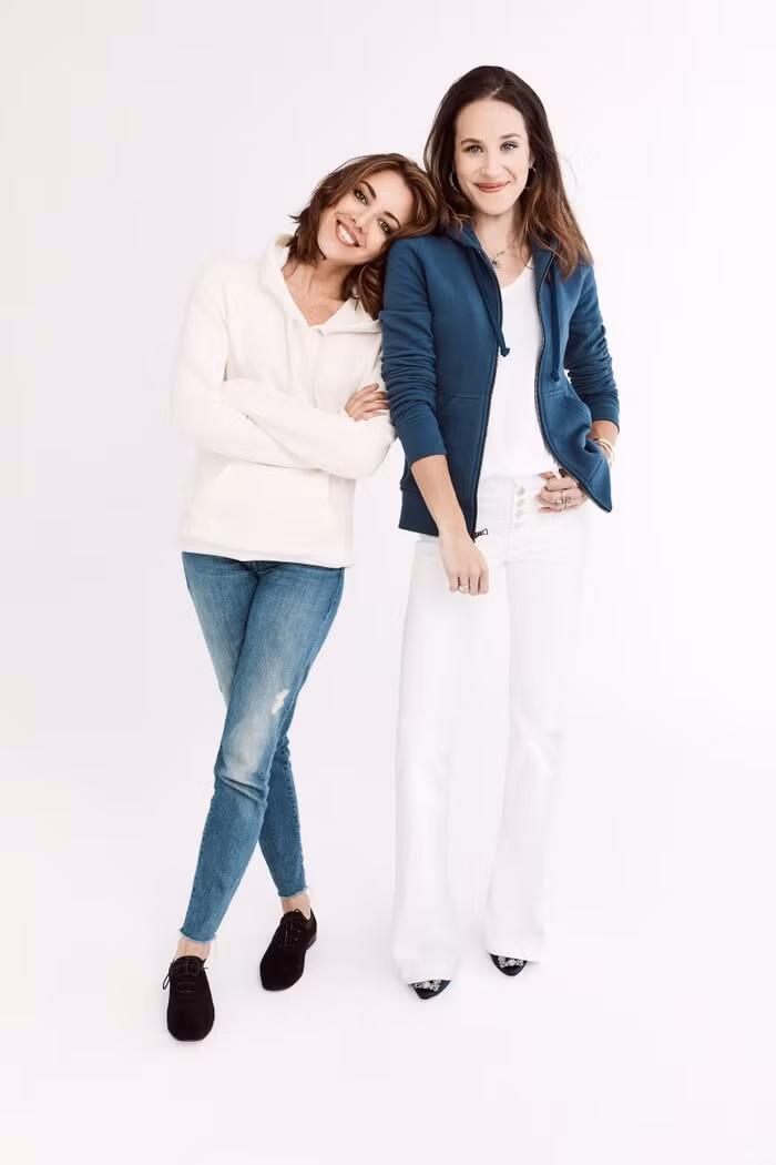 Ashley mặc chiếc áo hoodie do chính công ty thời trang của mình sản xuất.