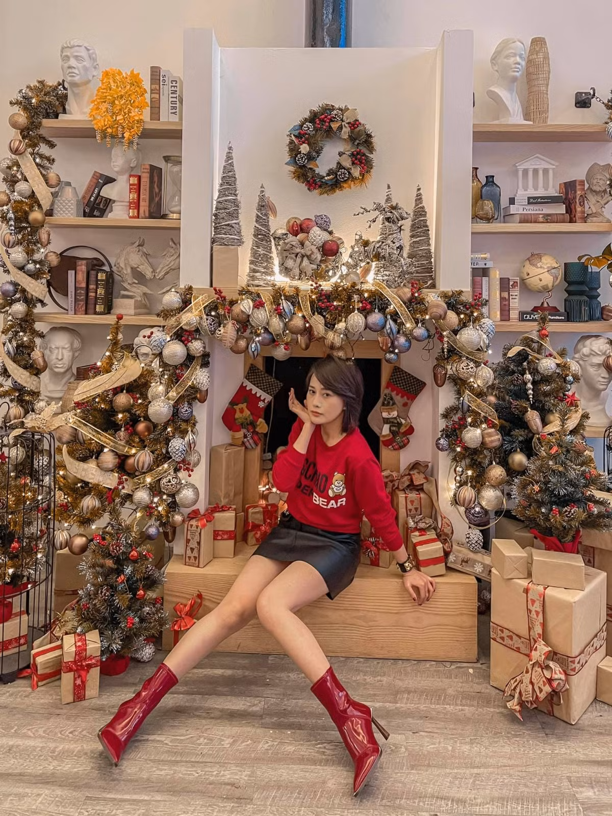 Đón Noel cận kề, Phương Oanh phối đồ sành điệu với áo đỏ, giày đỏ nổi bật.
