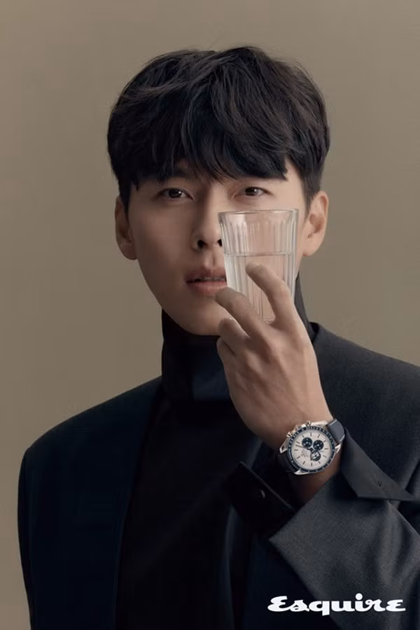 Ở tuổi 38, Hyun Bin vẫn giữ được hình ảnh điển trai hút hồn và phong cách thời trang sang trọng, đậm chất quý ông.