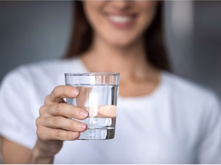 Uống nước buổi sáng: Mắt bôi trơn kém cũng là một dấu hiệu mất nước. Thay vì bắt đầu ngày mới bằng một tách cà phê, hãy uống 1 ly nước ấm vào buổi sáng và uống đủ nước mỗi ngày. Uống đủ nước và sử dụng thuốc nhỏ mắt có thể giúp khắc phục kích ứng, đỏ và các triệu chứng khác của khô mắt mạn tính.