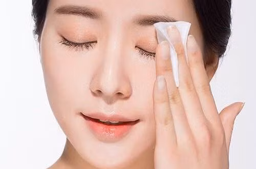 Rửa mí mắt: Rửa sạch mí mắt bằng nước ấm vào buổi sáng và buổi tối cũng có thể làm giảm các triệu chứng khô mắt mãn tính của bạn, loại bỏ vi khuẩn có thể gây viêm bờ mi - tình trạng xảy ra khi các tuyến dầu bị tắc. Các triệu chứng của viêm bờ mi: Khô mắt, đỏ và ngứa.