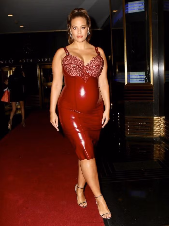 Chiếc váy ôm sát da bóng giúp Ashley Graham khoe dáng hết sức. Siêu mẫu vẫn nhận về không ít gạch đá khi o ép bụng bầu quá đà.