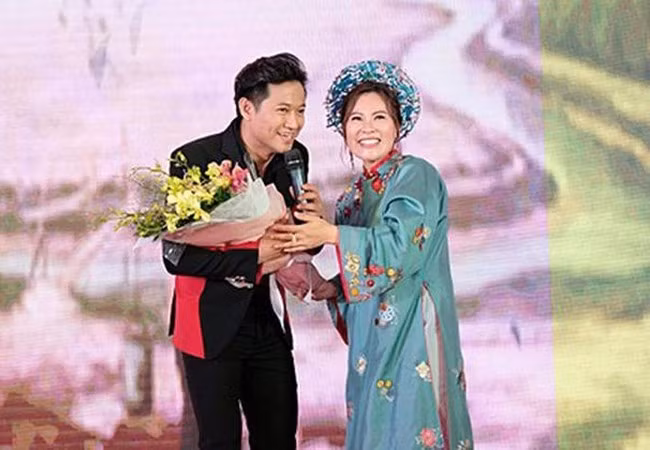 Vợ doanh nhân của Quý Bình thường xuyên chia sẻ những khoảnh khắc đời thường của mình trên mạng xã hội.