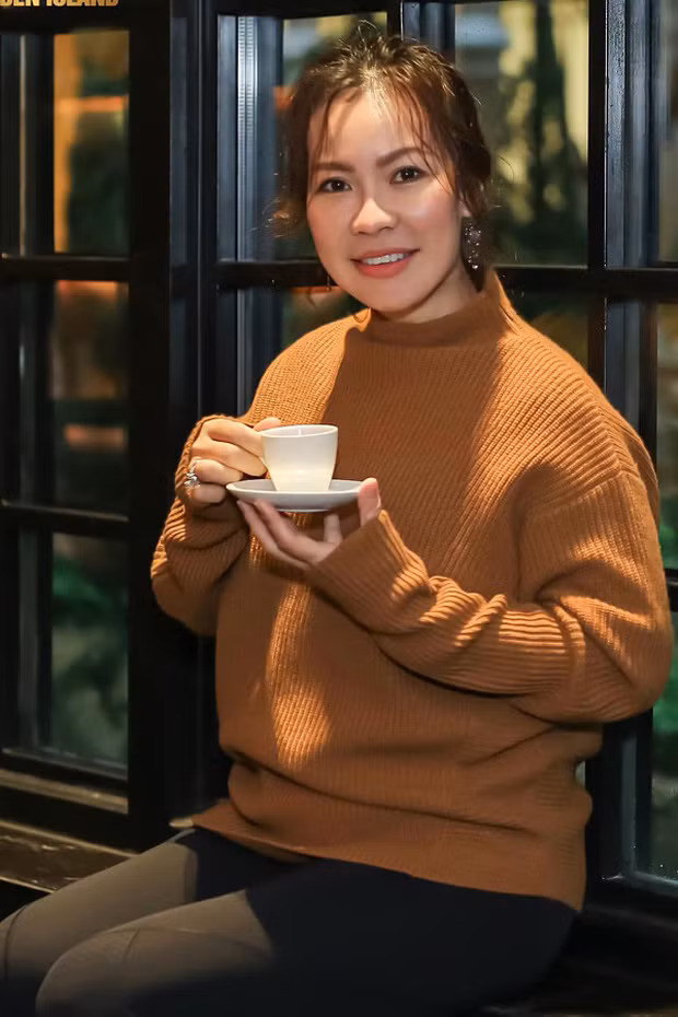 Vợ sắp cưới Quý Bình thường chọn các tông màu trầm hoặc tối phù hợp với người đứng tuổi. Ảnh: FBNV.