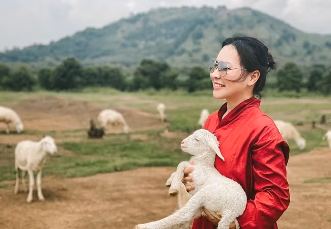 Nữ doanh nhân bất động sản thường xuyên khoe ảnh đi du lịch với cách ăn mặc giản dị mà vẫn nổi bật.