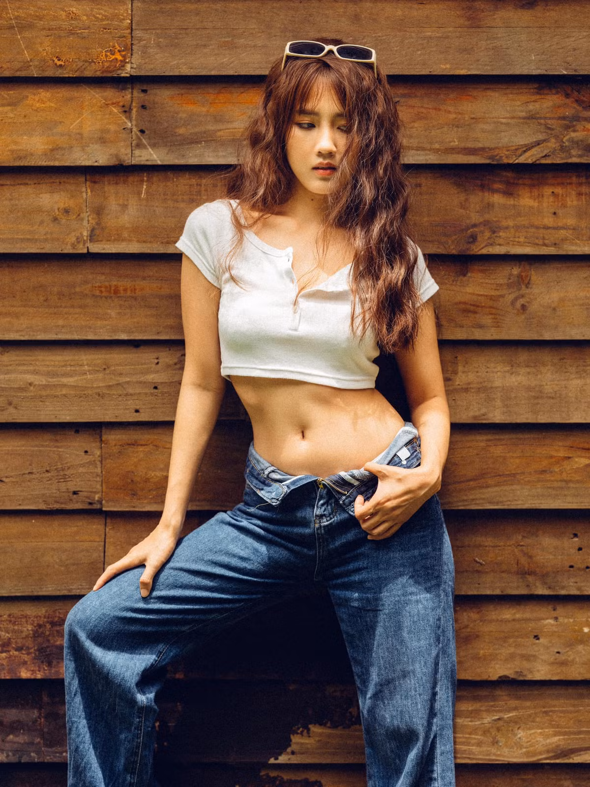 Những chiếc áo croptop xuất hiện nhiều hơn trong tủ đồ của Kiều Trinh, cô thường kết hợp chúng với váy cạp cao để tạo sự cân bằng kín - hở.