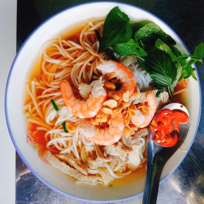 Nước lèo đậm đà, thoang thoảng vị chua của me, cái béo bùi của tương xay đậu phộng làm bạn khó quên được hương vị. Bún gỏi dà chua ngọt có thể ăn ghém cùng với rau muống và bông chuối bào. Đặc biệt không thể thiếu hẹ và bát nước cốt mắm cá linh nguyên chất thơm và đậm đà.