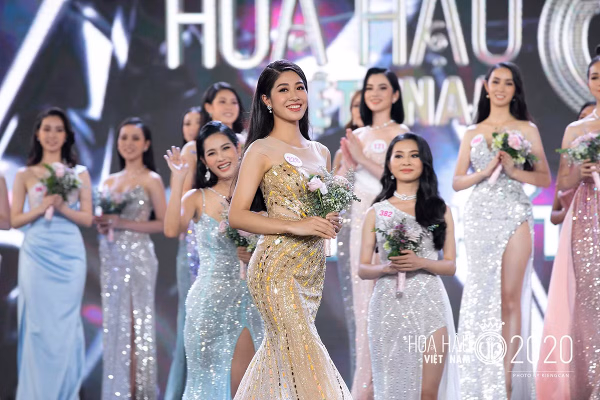 Đặng Vân Ly (sinh năm 1998, ở Hải Dương) là một trong những thí sinh nổi bật tại chung kết Hoa hậu Việt Nam năm nay. Cô được khán giả đánh giá cao vóc dáng, gu thời trang thanh lịch.