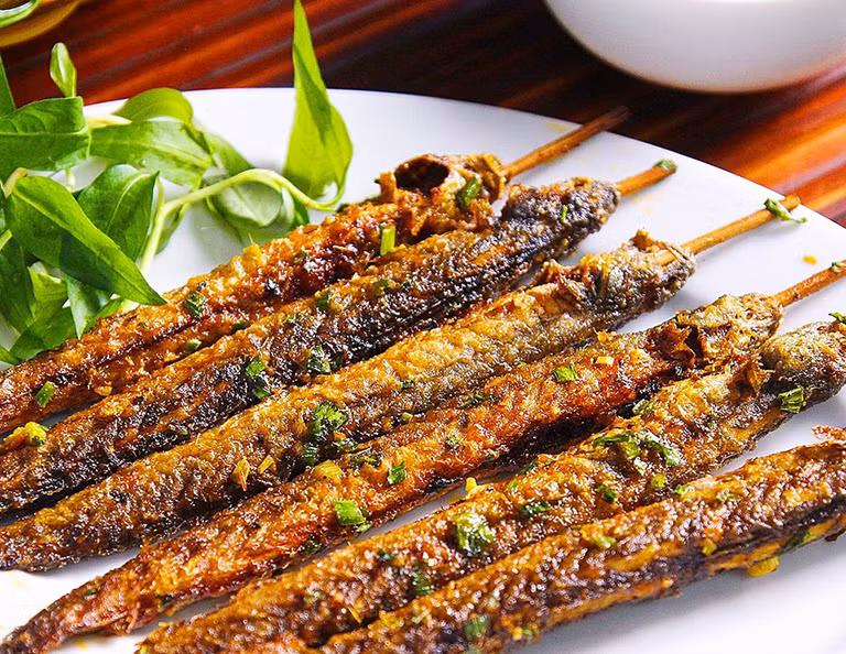 Chạch nướng: Món cá chạch nướng, dù là nướng tươi hay nướng mặn cũng đều thuộc vào hàng lẫm liệt, dù người khó tính cách mấy cũng phải gật gù khen ngon. Có thể nói ít có món cá nướng nào thơm tho, ngon miệng bằng món cá chạch nướng muối ớt.