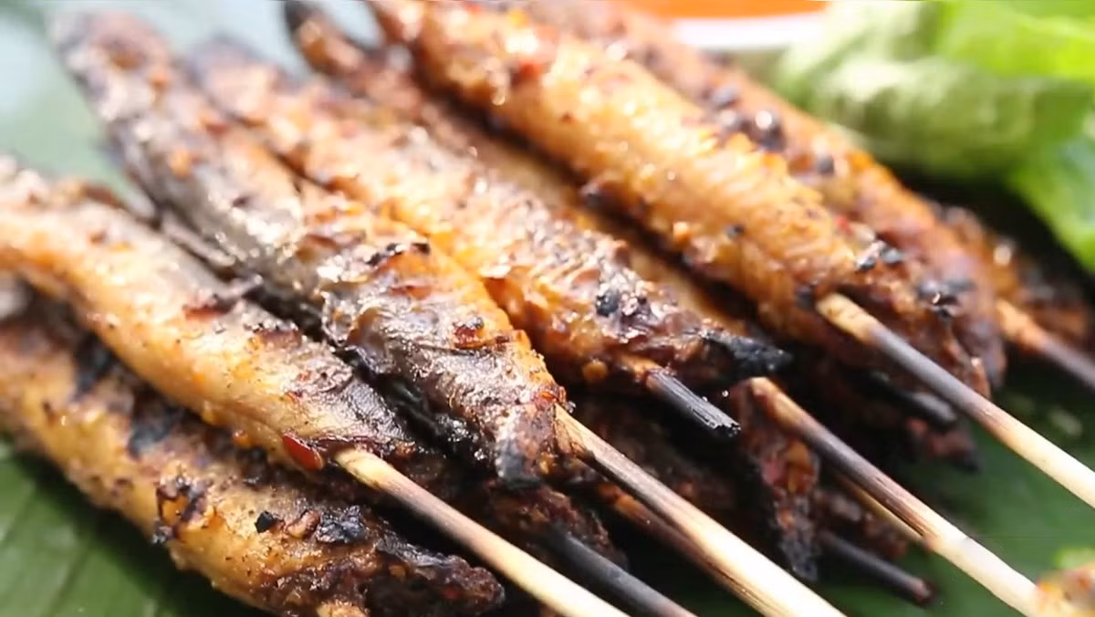 Cách làm món cá chạch nướng khá đơn giản. Sau khi bắt cá ở đồng đem về còn sống phải rộng vào thau nước bỏ ít muối hột để cá sạch nhớt, sau đó đem cá chà với tro, rửa sạch, mổ lấy ruột rồi rửa lại lần nữa, bỏ cá vào rổ để ráo nước.