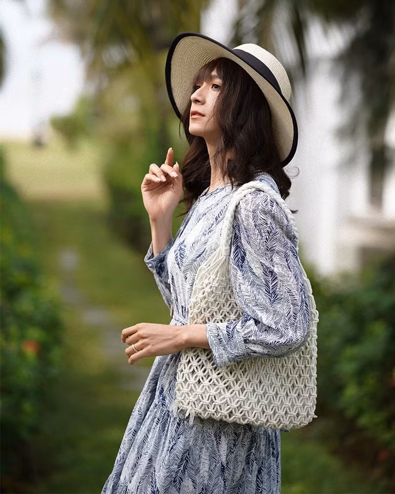 Ngoài ra, anh cũng "cân" rất ngọt những bộ trang phục nữ tính nhờ vóc dáng tương đối nhỏ nhắn.