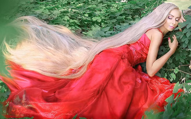 Alena Kravchenko, 33 tuổi, sống tại Odessa,Ukraine, nổi tiếng nhờ mái tóc dài m8. Mái tóc này bắt đầu phát triển từ lúc cô 5 tuổi. Alena không cắt đi vì thấm nhuần tình yêu với mái tóc dài như mẹ cô.