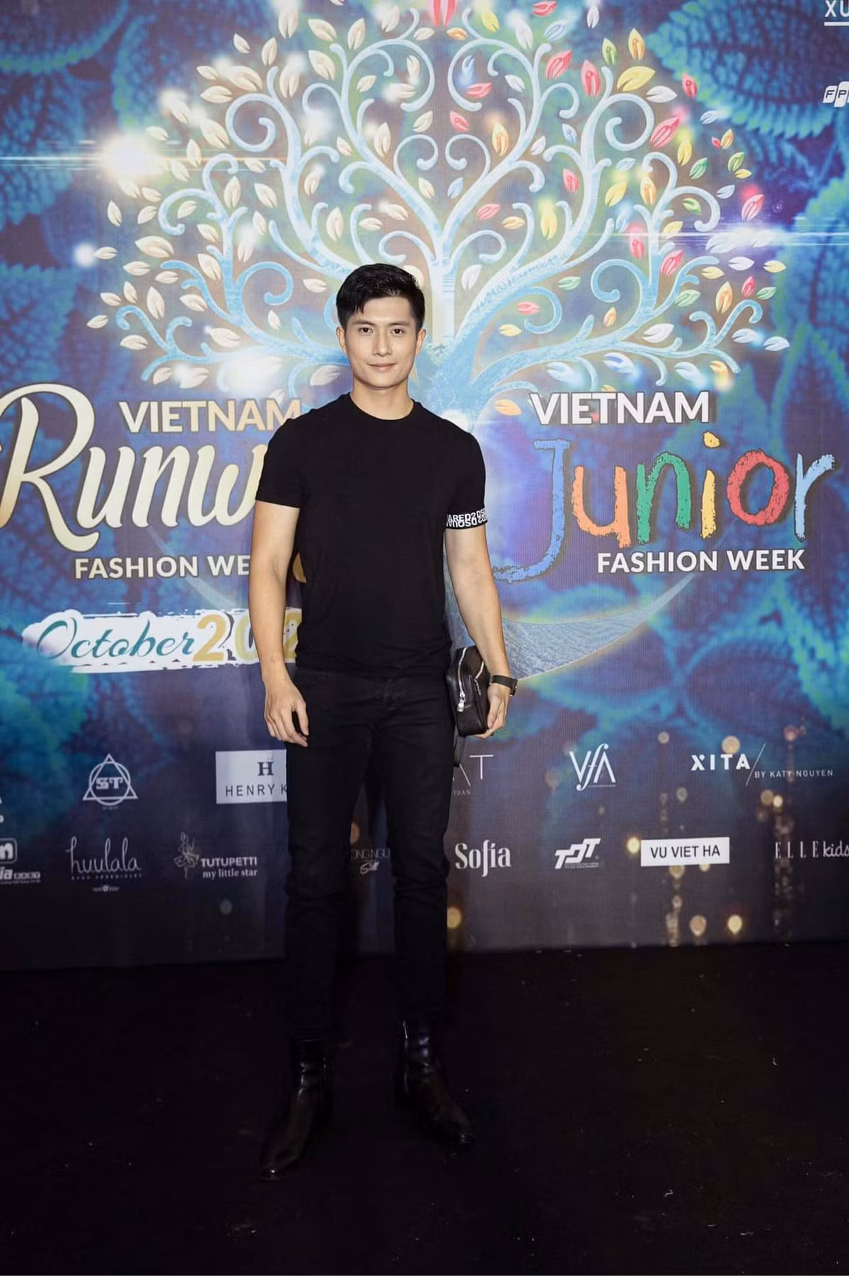 Không chỉ điển trai, người mẫu Lâm Bảo Châu còn có phong cách thời trang lịch lãm và linh hoạt.