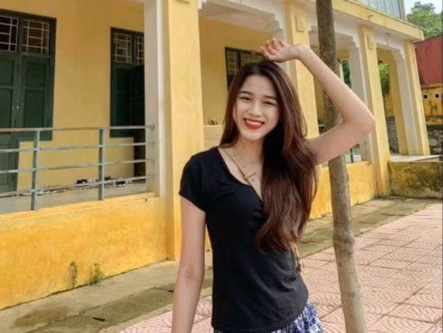 Trên trang cá nhân, tân hoa hậu thường chia sẻ nhiều ảnh đi học, sinh hoạt hàng ngày, với cách ăn mặc đời thường trẻ trung, đơn giản.