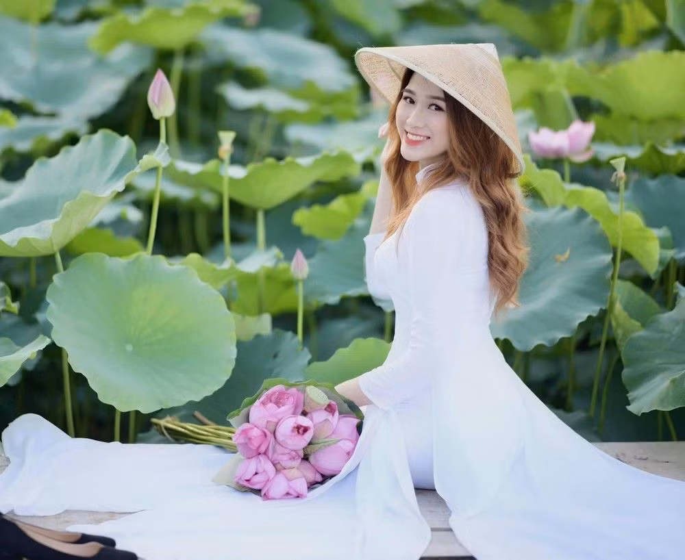 Tân hoa hậu quê Thanh Hóa trông vô cùng xinh đẹp và duyên dáng trong tà áo dài trắng tinh khôi.