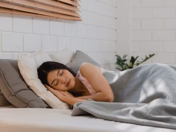 9. Ngủ đủ giấc: Các chuyên gia cho rằng ngủ đủ 7-8 tiếng mỗi ngày là đủ để kiểm soát lượng đường trong máu. Những người ngủ ít hơn 6 giờ tăng gấp đôi nguy cơ mắc bệnh tiểu đường trong khi những người ngủ trên 8 giờ tăng gấp ba lần tỷ lệ này. Do đó, hãy đảm bảo rằng bạn ngủ đủ giấc để tránh bị tiểu đường.