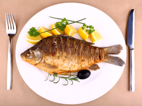 8. Ăn thực phẩm giàu axit béo Omega 3: Thực phẩm như cá hồi, cá ngừ, cá thu, hạt bí ngô, quả óc chó và quả mâm xôi rất giàu axit béo omega 3. Một nghiên cứu đã chỉ ra tác dụng hữu ích của chúng đối với bệnh thần kinh do tiểu đường và cũng như duy trì các chức năng thận ở những người mắc bệnh tiểu đường.